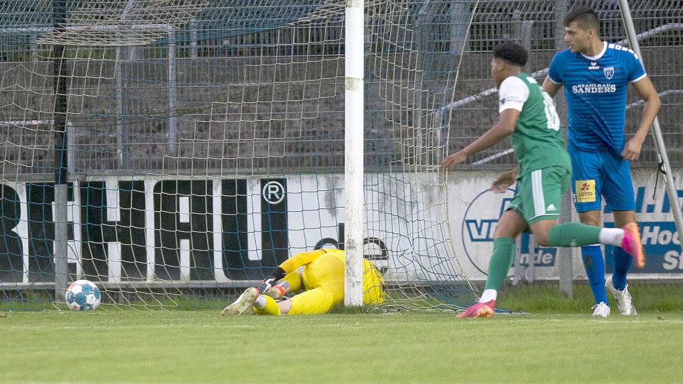Kickers-Torwart Jannik Wetzel am Boden – der Ball im Netz: Dieses Tor zum 0:1 war der Anfang vom Ende der Emder Pokalträume. Fotos: Doden