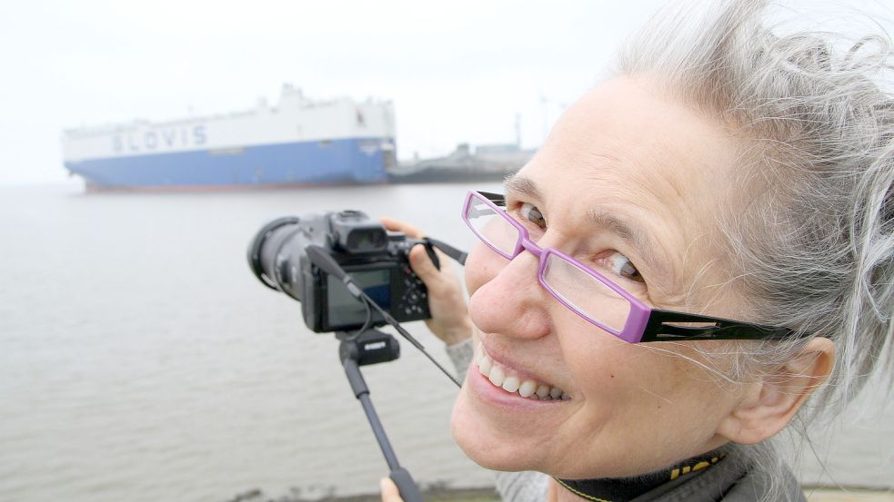 Am Middelmantje hat Judith Römpke mit ihrer Kamera freien Blick auf das Treiben auf dem Wasser. Foto: Päschel