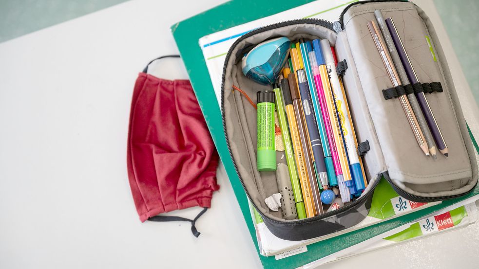 Kinder der Klassen eins und zwei brauchen im Unterricht ab Mitte kommender Woche keine Masken mehr zu tragen. Foto: Marijan Murat/dpa