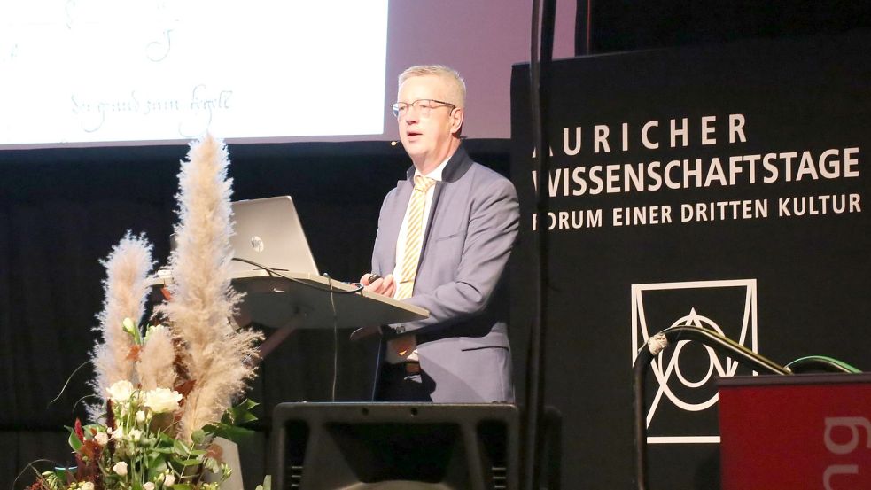 Prof. Dr. Günter Ziegler, Präsident der Freien Universität Berlin, auf dem Podium bei der Eröffnung der 31. Auricher Wissenschaftstage. Foto: Böning