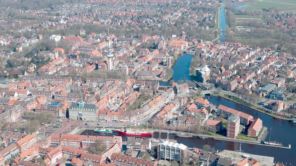 Ein Blick auf die Emder Innenstadt und den Delft: In Zentrumsnähe befinden sich die meisten Mietswohnungen. Fotos: Tobias Bruns/Archiv