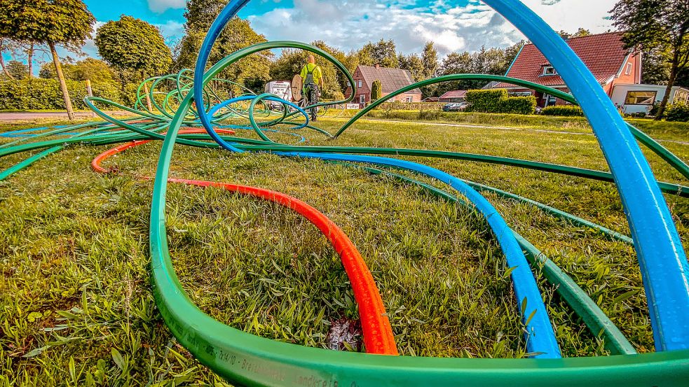 An verschiedenen Stellen im Landkreis Aurich werden derzeit Glasfaserkabel verlegt – unter anderem in Ihlow. Foto: Cordsen