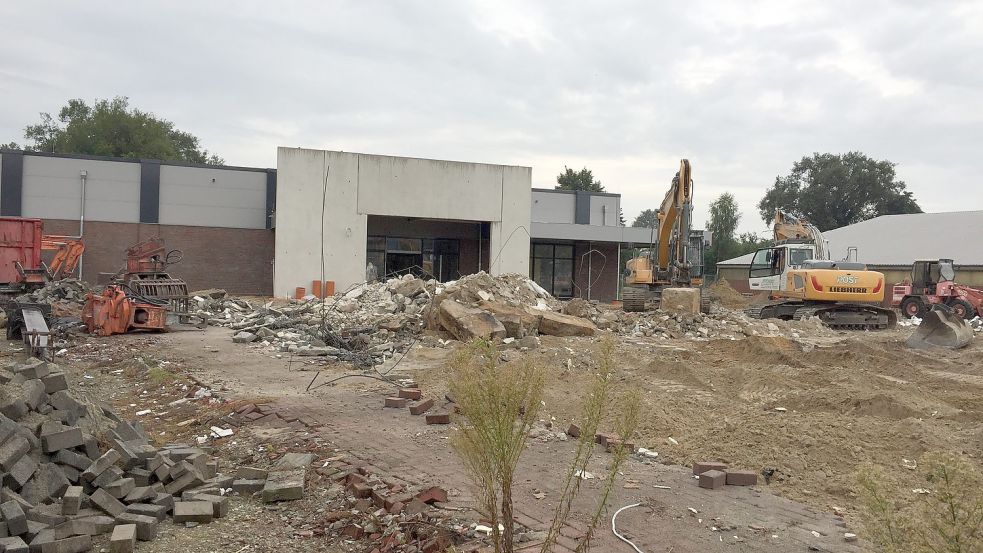 Das Gebäude, in dem einst der NEZ-Markt in Remels und später ein Edeka untergebracht waren, wurde abgerissen. Das Grundstück wird für Parkplätze gebraucht. Der neue Supermarkt ist fast fertig. Foto: Schneider-Berents