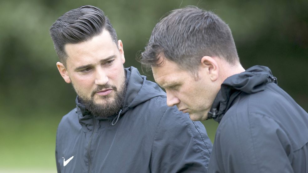 Daniel Franziskus (links) und Bernd Grotlüschen haben harte Wochen mit GW Firrel hinter sich. Foto: Doden