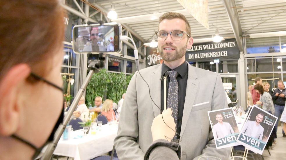 Nach dem Wahlsieg gibt der künftige Bürgermeister von Wiesmoor, Sven Lübbers, ein Interview. Foto: Böning