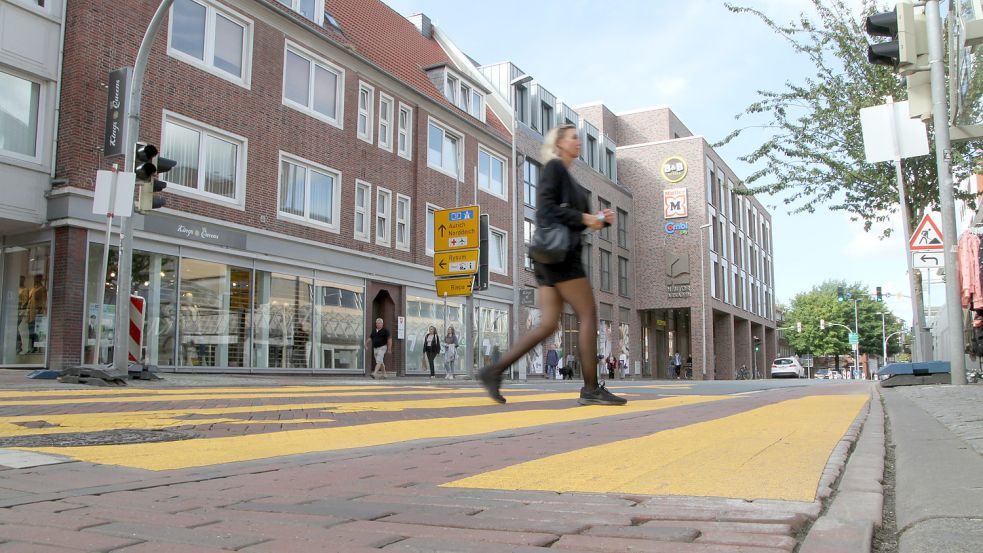 Die Ampeln bleiben ausgeschaltet: Auf der Neutorstraße wurden provisorische Zebrastreifen aufgebracht, um Fußgängern Vorrang vor dem Straßenverkehr zu geben. Foto: Päschel