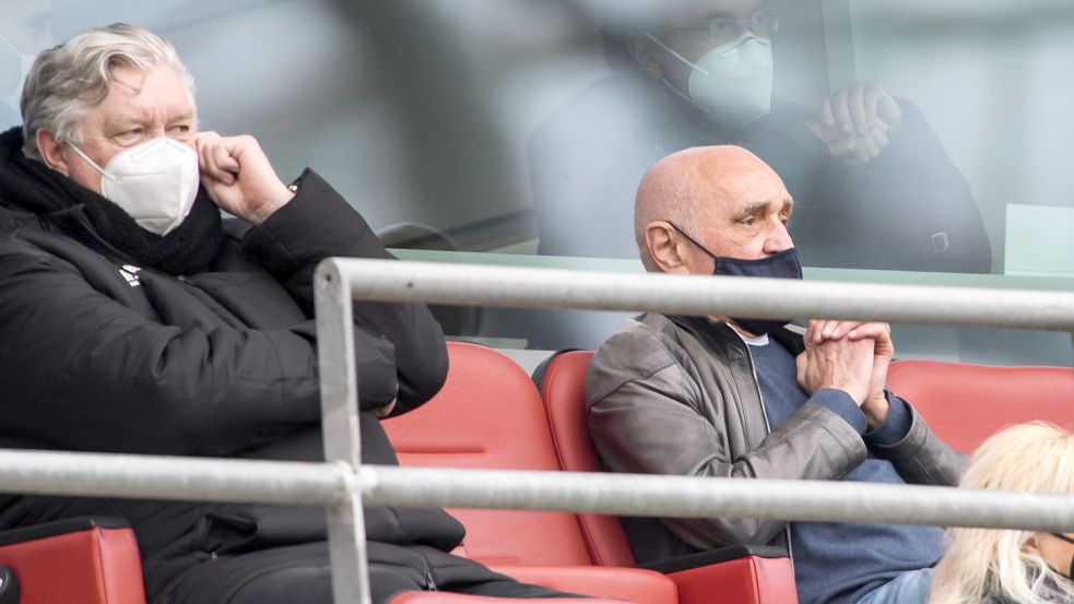 Dieter Schatzschneider (links) ist eine Legende bei Hannover 96 und Vertrauter vom 96-Präsidenten Martin Kind (rechts). Foto: DPA