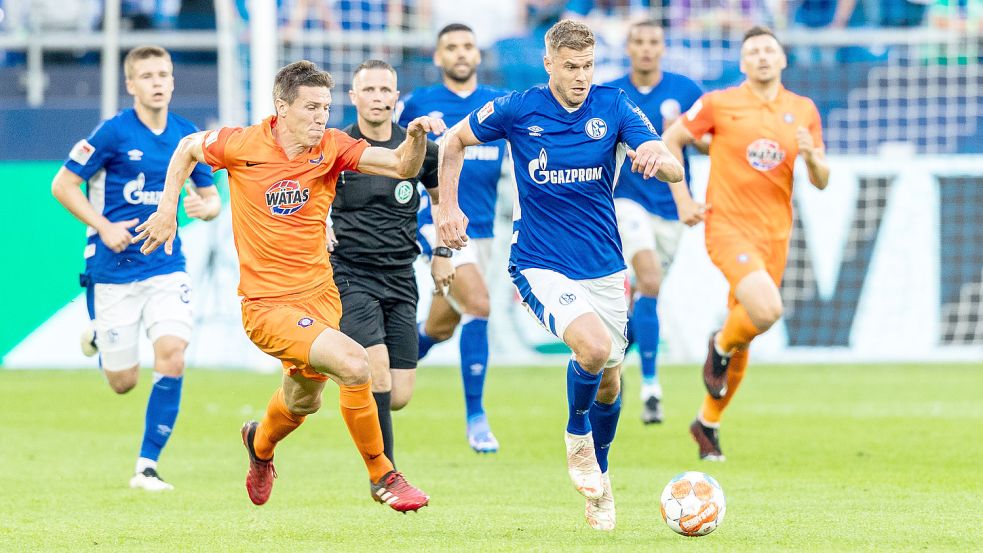 Schalkes Simon Terodde (am Ball) jagt den uralten Rekord von Dieter Schatzschneider. Foto: DPA