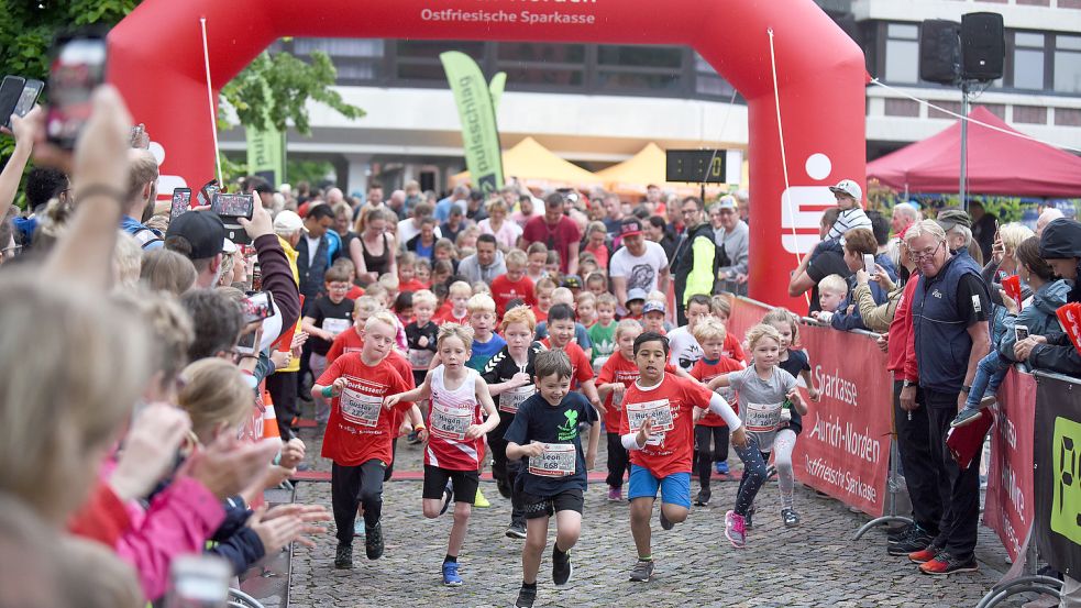 Beim Sparkassen-Lauf in Aurich werden Freitag ab 17 Uhr auch viele Kinder erwartet. Archivfoto: Gleich