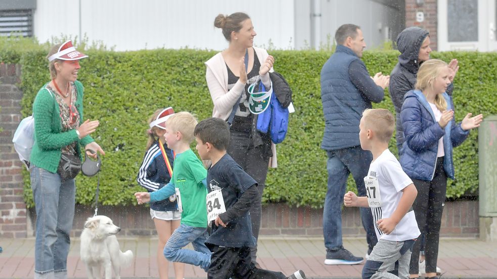 Die Zuschauer beim Leeraner Citylauf sind meistens Familien und Freunde der Kinder. Archivfoto: Ortgies