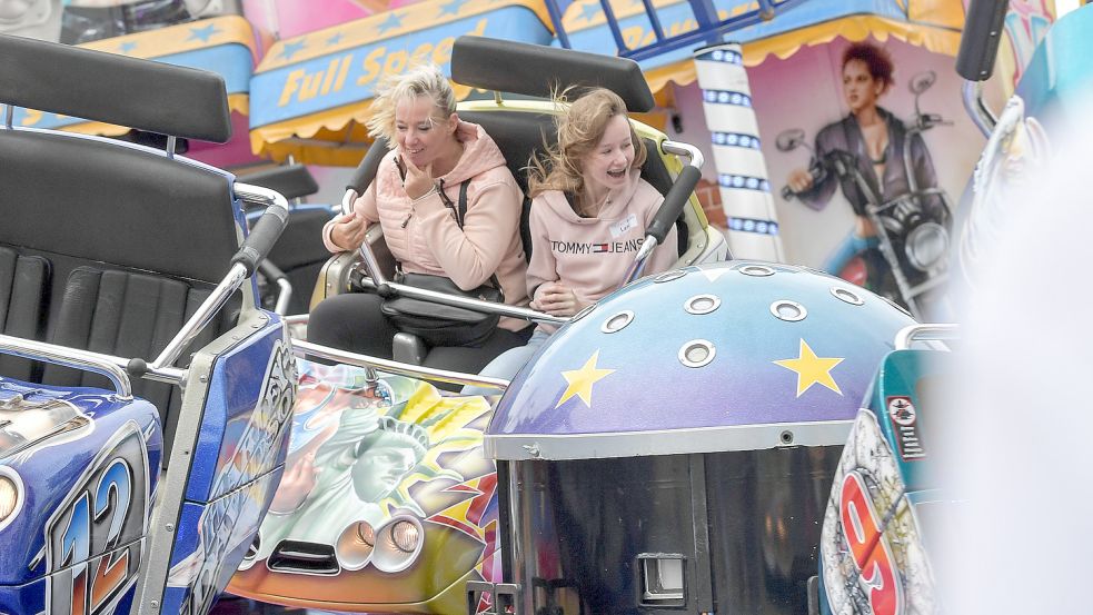 Derzeit sind die ostfriesischen Schausteller mit ihrem Bliede-Park in Emden, von wo dieses Foto stammt. Foto: Ortgies