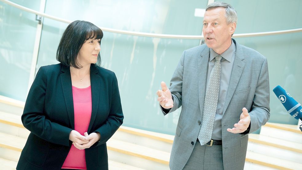 Die AfD-Bundestagsabgeordnete Joana Cotar und Joachim Wundrak stellen sich in Berlin als Spitzenkandidatenduo für die Bundestagswahl vor. Foto: Nietfeld/dpa
