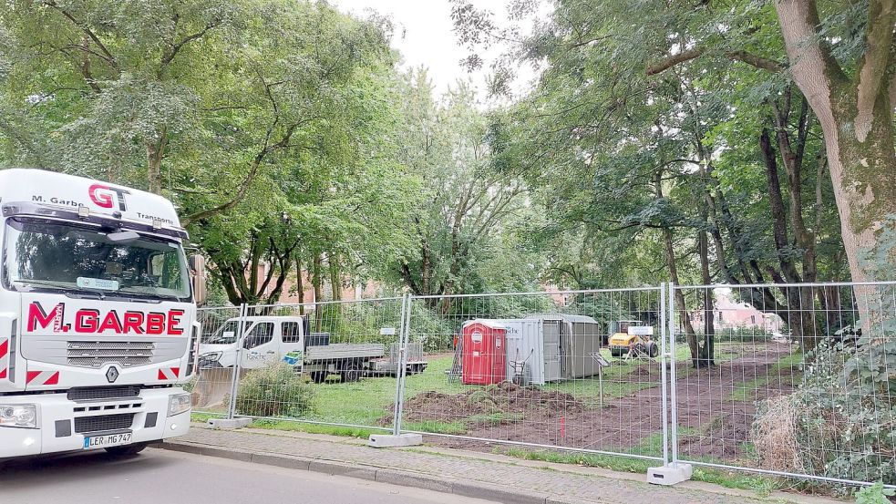 Seit kurzem ist eine Firma im jetzt eingezäunten südlichen Teil des Parks am Stephansplatz beschäftigt. Die Anlage soll aufgewertet werden. Fotos: Hanssen