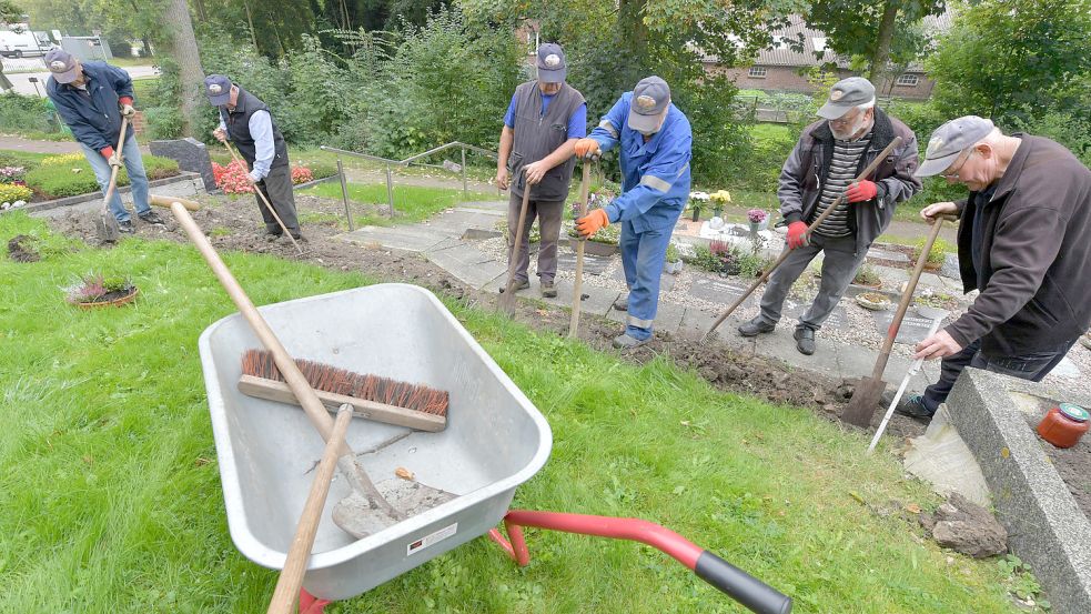 Am Donnerstag waren die Suurhuser Rentner auf dem Friedhof beschäftigt. Ihre Aufgabe: Das Urnenfeld erweitern und befestigen. Foto: Ortgies.