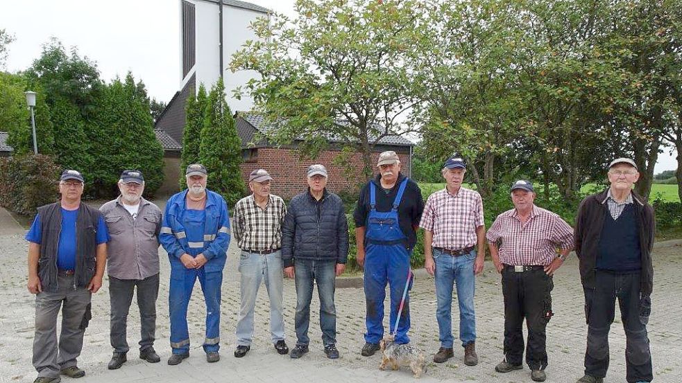 Die „Rentnergang“: Karl Potinius (von links), Hans Sikora, Erich Ruhr, Eberhart Menzel, Gerd Müller, Otto Richard, Göke Harken, Ailt Dirks und Richard Geiken. Auf dem Foto fehlt Imko Iben. Foto: privat
