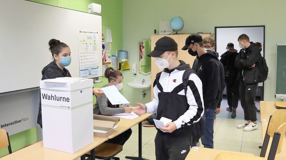 Lange Schlange vor dem Wahllokal: So sah es am Freitag in der Inselschule Borkum bei der Juniorwahl aus. Fotos: Inselschule