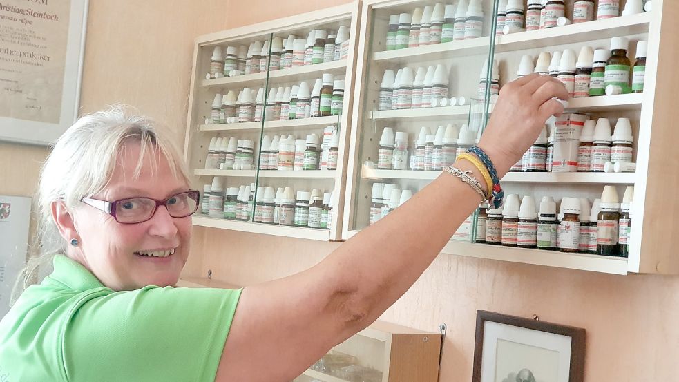 Ab Ende Januar kommenden Jahres darf Christiane Gromüller homöopathische Mittel, die nur für Menschen zugelassen sind, nicht mehr für die Behandlung von Tieren einsetzen. Foto: Gettkowski