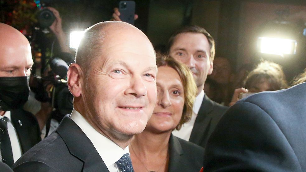 Olaf Scholz, Finanzminister und SPD-Kanzlerkandidat, steht am 26. September 2021 nach der Wahlparty mit seiner Frau Britta Ernst im Willy-Brandt-Haus. Foto: Wolfgang Kumm/dpa