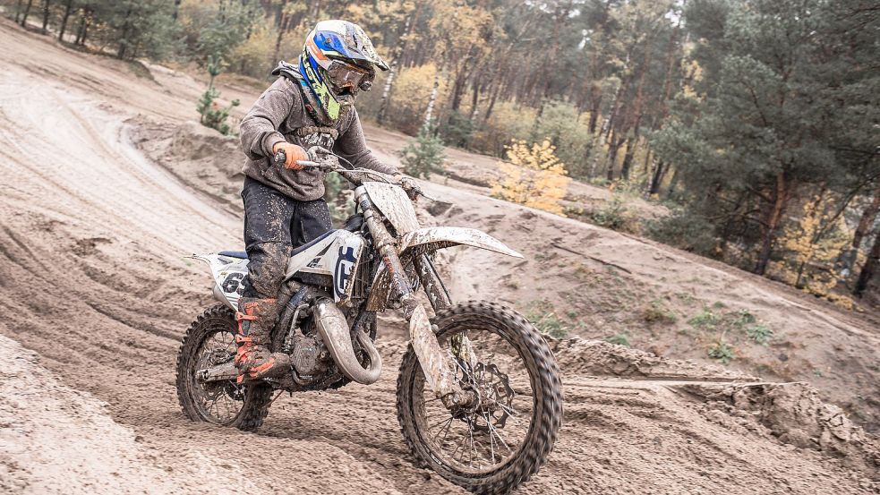 Nach mehreren Runden sind die Spurrillen im Sand tief und das Können der Fahrer ist gefragt. Doch Bennet Bogena aus Norden bleibt cool. Foto: Marcus Nordbruch/Wilshuser Photos