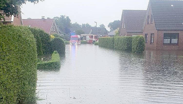 Die Straße Erlenhain in Burhafe stand am 29. Juni innerhalb kurzer Zeit unter Wasser. Bild/Archiv: Gerdes