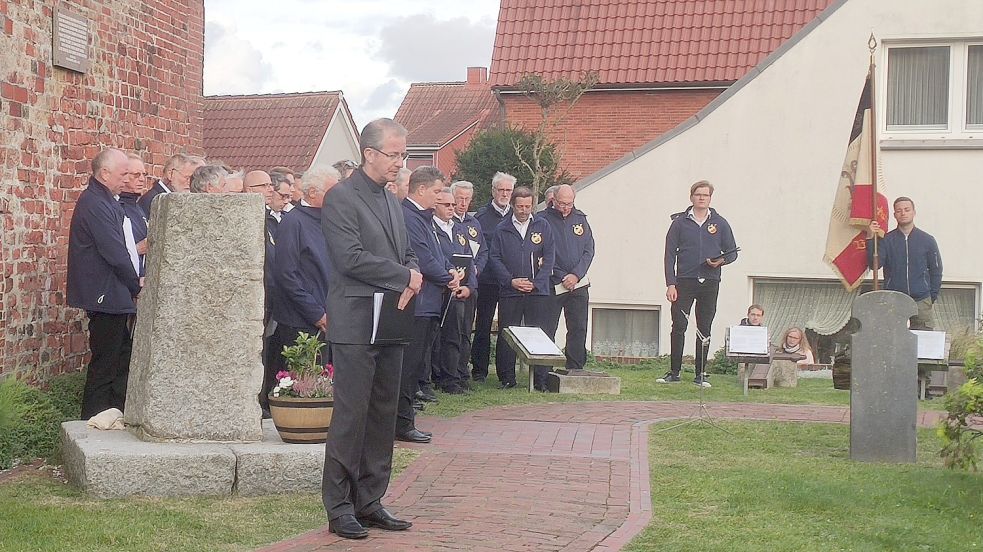 Der Männerchor der Borkumer Jungens sang drei Lieder zum Gedenken an die Opfer des „Annemarie“-Unglücks. Fotos: Giardina