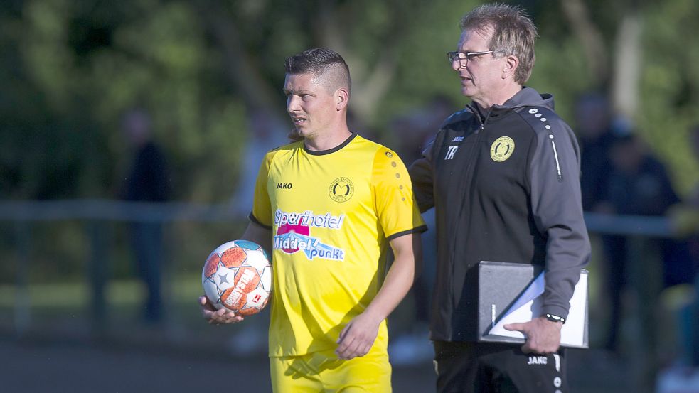 Manuel Menzel (links) und seine TuS-Mitspieler werden künftig keine Anweisungen mehr von Uwe Langheim bekommen. Der Trainer legte sein Amt nieder. Foto: Doden