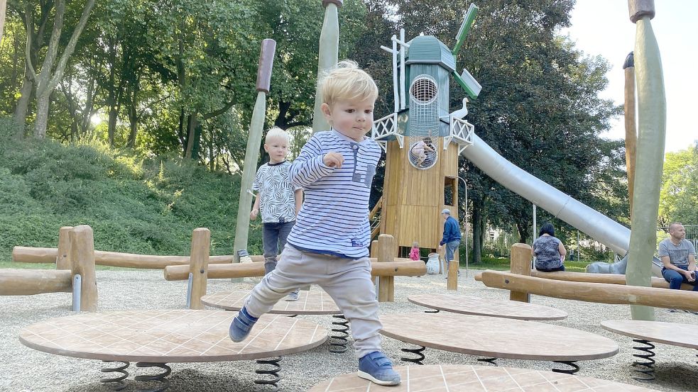 Der neue Spielplatz auf dem Emder Wall hat sich innerhalb weniger Wochen zum beliebten Treffpunkt für Familien entwickelt. Die Fläche bietet sowohl Spielangebote für kleine als auch für größere Kinder. Foto: Tomé
