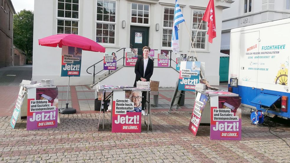 Thorsten Tapper war einer der Linken im Kreisverband Wittmund, die mit Bernd Mayer am Wahlstand auf dem Esenser Marktplatz Interessierten Rede und Antwort standen. Am letzten Sonnabend vor der Bundestagswahl wurden sie hier Mayer zufolge bereits von einem AfD-Politiker erwartet. Foto: Mayer