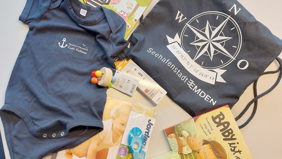Der neue Besuchsdienst „Kinnertied“ möchte durch das Übergeben der Stadt-Geschenke leichter mit Eltern ins Gespräch kommen. Foto: Hanssen