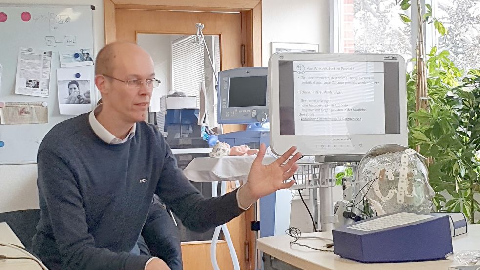 Hilbert Koetsier zeigt ein Modell, an dem Elektroden angeklebt sind. Durch Elektrostimulation sollen die Gehirnwellen beeinflusst werden. Daraus sollen technische Möglichkeiten für ein Gehirntraining für erwachsene ADHS-Patienten entwickelt werden. Foto: Gettkowski