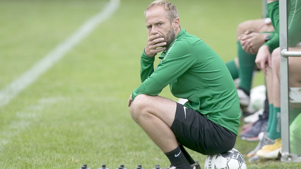 Muss sich derzeit etwas mehr Gedanken machen: Larrelt-Trainer Marten Sandmann. Foto: Doden