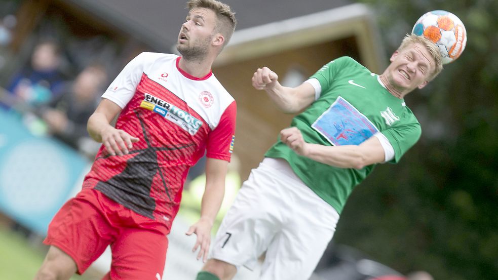 Das direkte Duell zwischen Großefehn (links Tobias Hillers) und Larrelt (rechts Bastian Beekhuis) endete 3:3. Foto: Doden