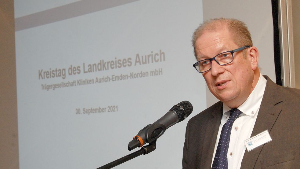 Klinikchef Claus Eppmann sprach am Donnerstag in der Sitzung des Auricher Kreistags. Foto: Luppen