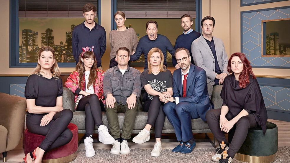 Der Cast für die neue Staffel „Last One Laughing“ bei Amazon Video. Zehn deutsche Comedians müssen sich gegenseitig zum Lachen bringen, dürfen selbst aber nicht schmunzeln. Foto: Frank Zauritz/Amazon