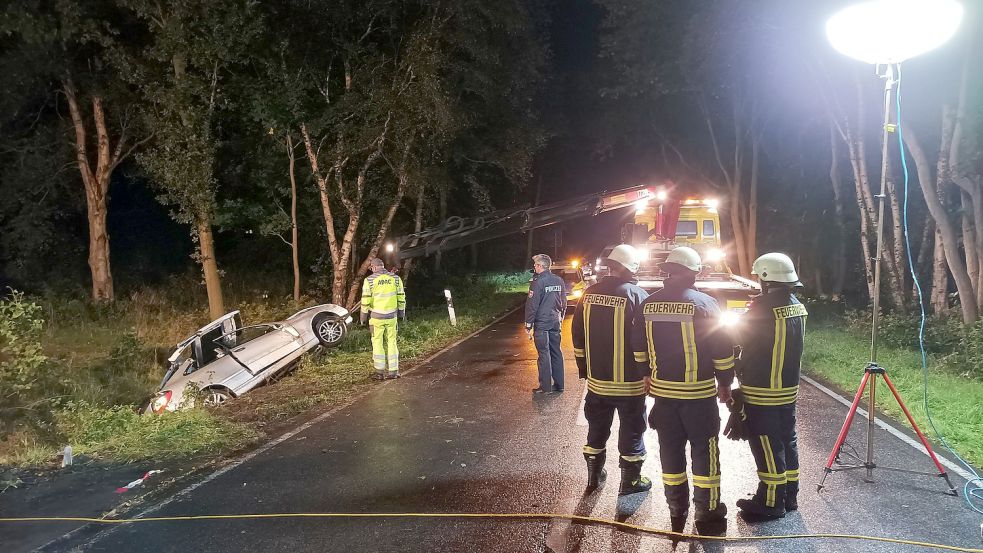 Das Auto wurde von einem Abschleppunternehmen aus dem Graben gezogen. Foto: Feuerwehr