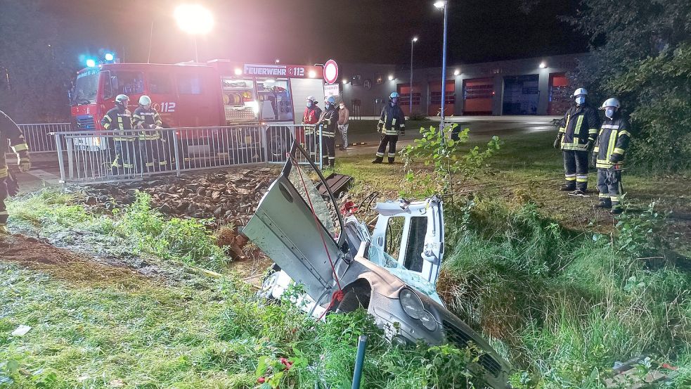 Um den Fahrer aus dem Wagen zu befreien, wurde das Dach abgetrennt. Foto: Feuerwehr