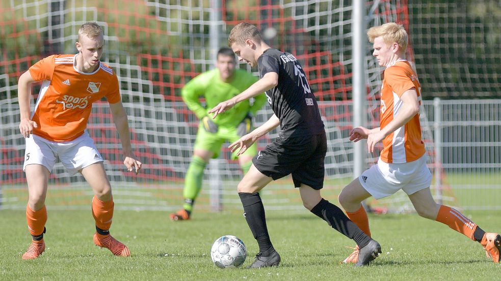 In der vergangenen Saison sammelte Leerhafe (orange Trikots) nur zwei Punkte in sechs Spielen. Die Saison wurde letztlich abgebrochen. Archivfoto: Ortgies