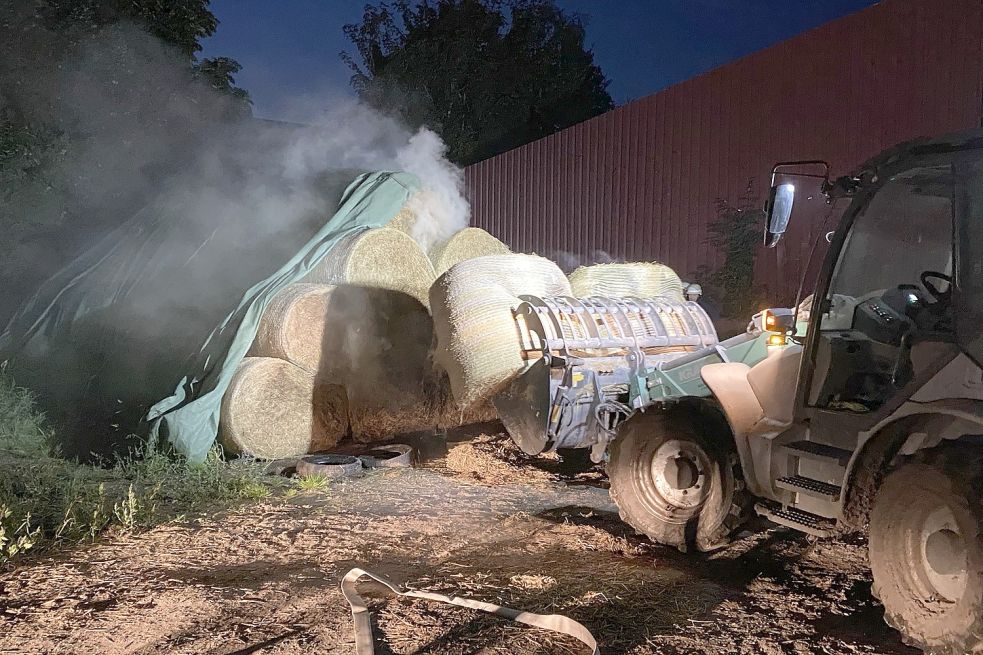 Die qualmenden Rundballen wurden zunächst auseinandergezogen. Foto: Feuerwehr