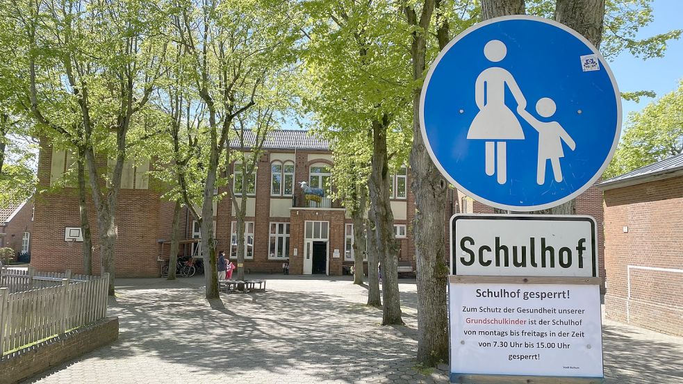 Wenn es wirklich zu einem Neubau komme, müsse die Stadtverwaltung sich damit beschäftigen, was mit der alten Grundschule passiert. Foto: Heidtmann