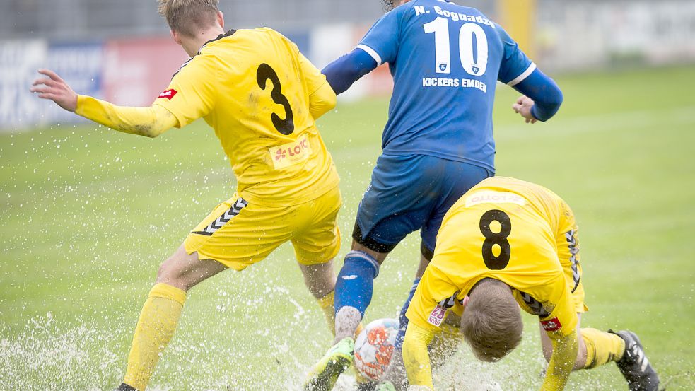 Eine nasse Angelegenheit war die Partie für beide Teams. Es hatte in der Nacht zu Sonnabend und am Spieltag noch stark geregnet. Im Spiel selbst blieb es trocken. Foto: Doden