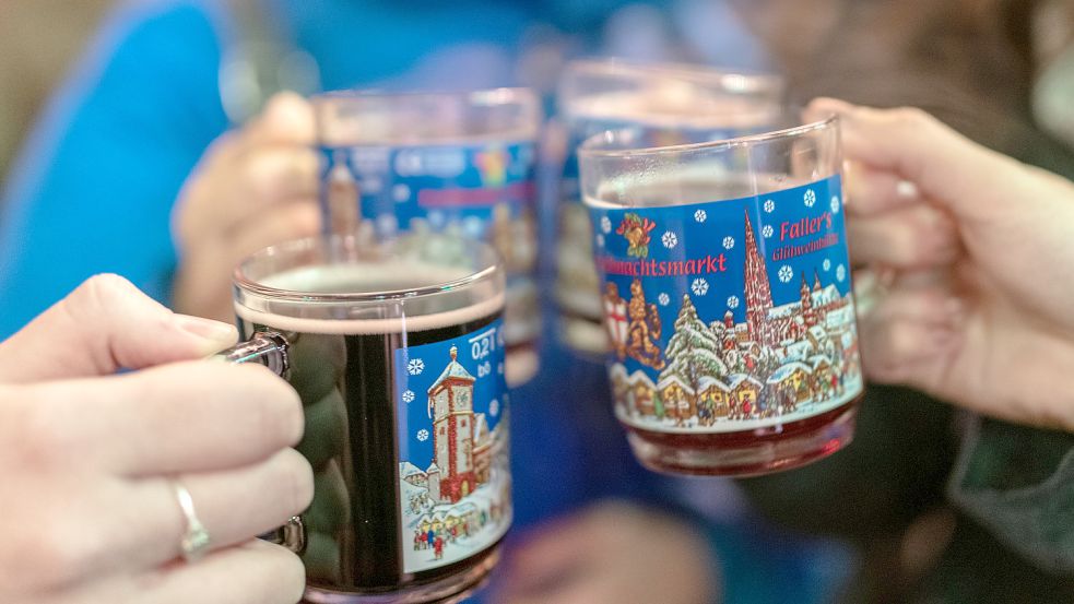Glühwein soll es geben auf den Weihnachtsmärkten in Niedersachsen. Das steht fest. Die Corona-Verordnung zu den Weihnachtsmärkten allerdings hängt noch in der Schwebe. Foto: Patrick Seeger/dpa