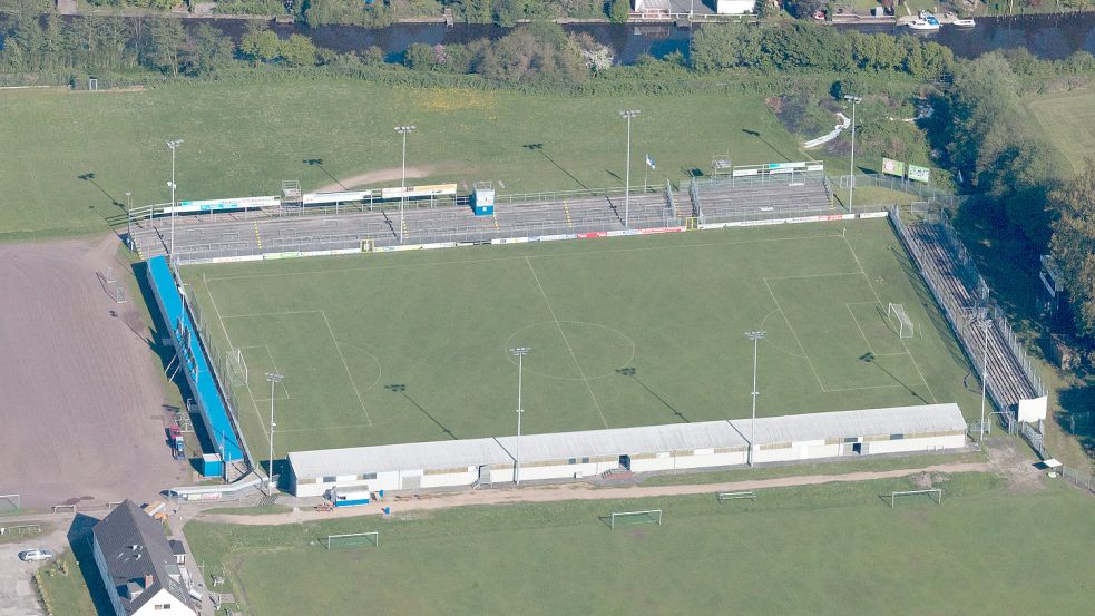 Das Ostfriesland-Stadion von Kickers Emden. Der Klub würde gerne einen Teil der Osttribüne (Richtung Hinter Tief) ausbauen und dort rund 100 Kita-Plätze schaffen. Die Stadt sieht dafür keinen Bedarf. Foto: Tobias Bruns / Archiv