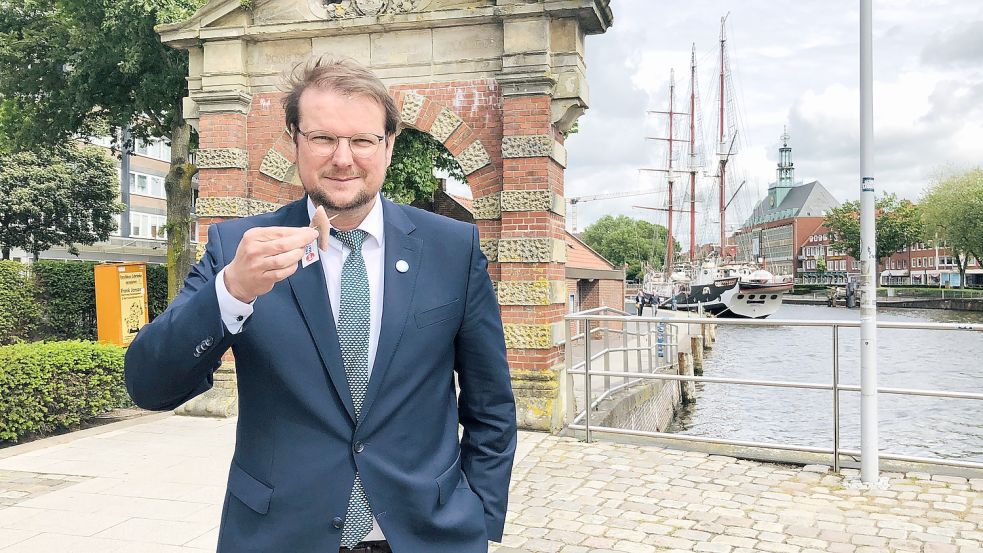Der Matjes ist eng mit Emden verbunden, auch Oberbürgermeister Tim Kruithoff lässt sich den Fisch schmecken. Foto: Archiv
