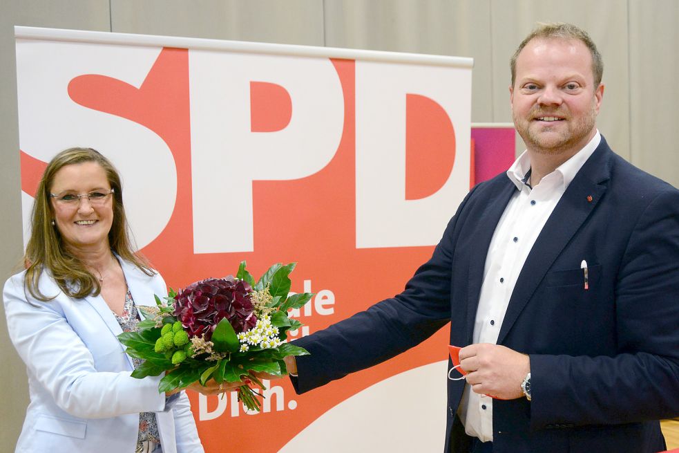 Erste Gratulantin des neuen Emder SPD-Chefs Matthias Arends war Maria Winter. Die Chefin der Emder SPD-Ratsfraktion saß im Präsidium des Parteitages. Fotos: F. Doden