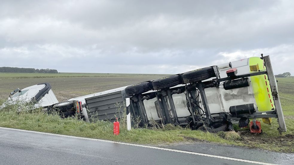 Ein mit Gefahrgut beladener Lastwagen ist in der Gemeinde Dornum von der Straße abgekommen. Bild: Feuerwehr