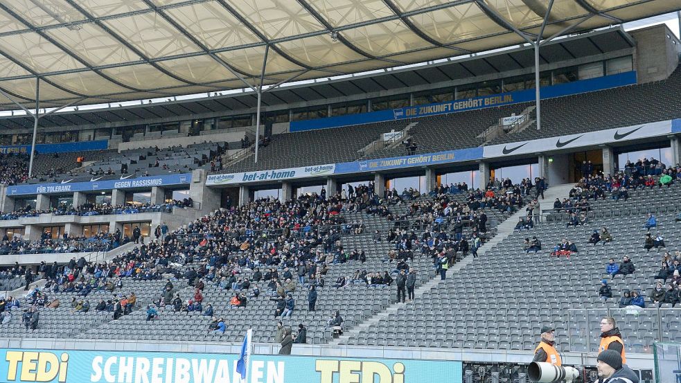 Auch bei den Heimspielen von Hertha BSC bleiben viele Plätze unbesetzt. Das zeigt dieses Bild vom Duell gegen Hoffenheim. Foto: DPA