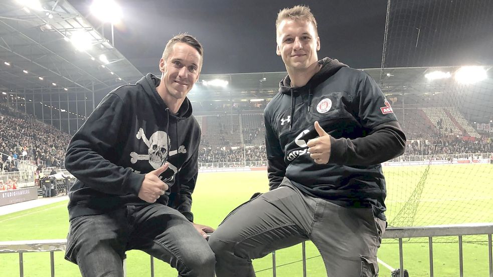 Bei Spielen des FC St. Pauli sind Jann (links) und Fabian Hellmers oft als Fans im Stadion dabei – beim SV Holtland stehen sie als Leistungsträger auf dem Platz. Foto: Privat