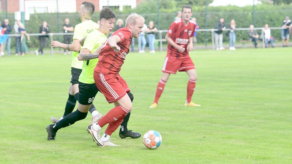 TuRa 07 Westrhauderfehn (am Ball Ole Eucken) gewann das Hinspiel 3:0. Foto: Damm