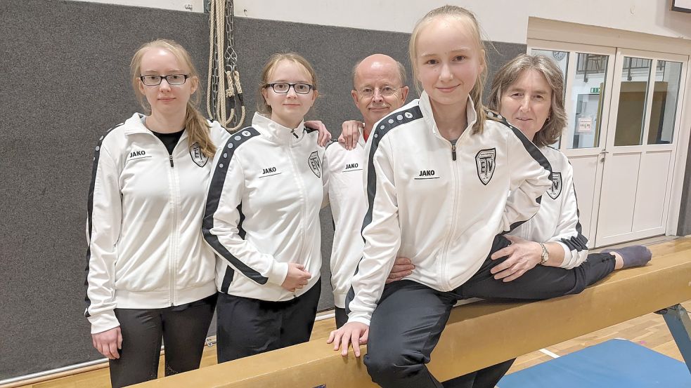 Mehrmals in der Woche leitet die Familie Klaassen in der Turnhalle des Emder TV Trainingseinheiten im Gerätturnen: Kea (oben von links), Enna, Vater Gerd, Isa (unten von links) und Mutter Adelheid. Foto: Homes