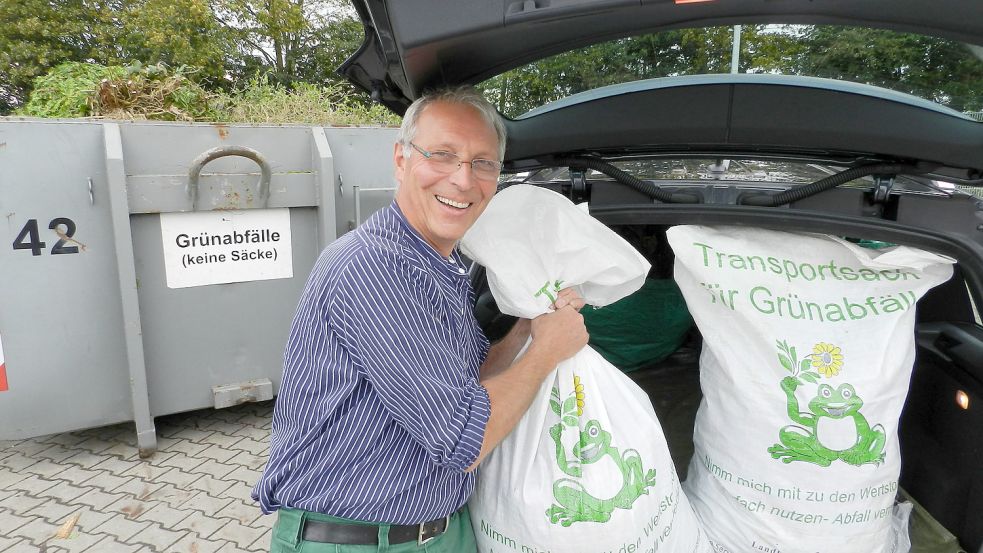 Winfried Coordes aus Veenhusen entleerte seine Transportsäcke auf dem Wertstoffhof in Moormerland. Foto: Landkreis Leer